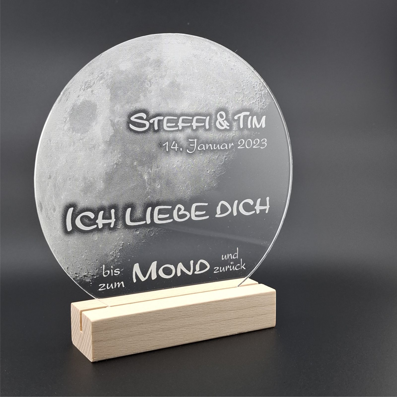 Acryl-Aufsteller Mond mit Namen & Datum | Holzsockel